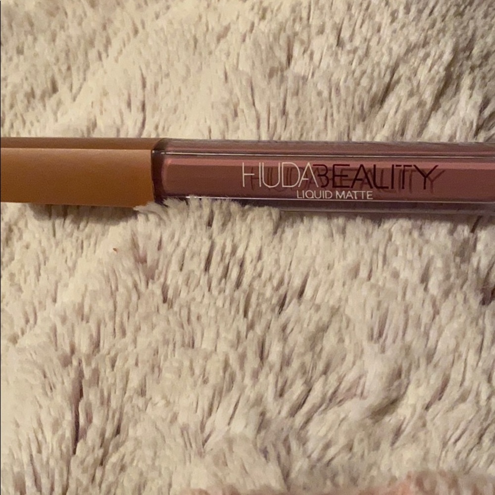 BRAND NEW! HUDA Beauty Liquid Matte Lipstick 💄